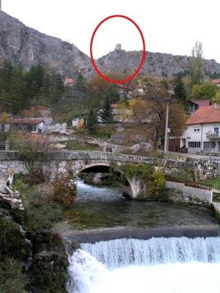 Мотив из Ливна: стари мост на Бистрици изнад којег још дотрајава кула старца Вујадина